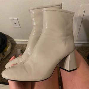 Light grey, size 8 Zara booties